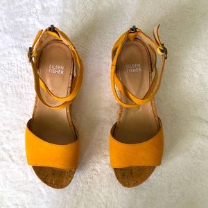 Wedge sandal with cork bed